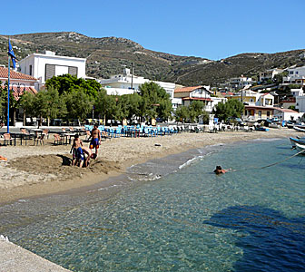 Hamnstranden i Fourni by.