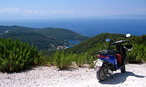 Skopelos &auml;r en underbar &ouml; att uppt&auml;cka fr&aring;n en moped