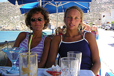 Janna och mamma i Apollonia på Naxos.