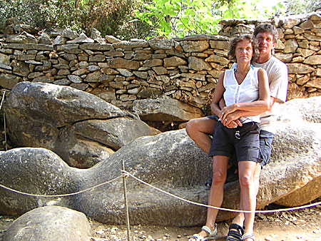 Ninni och Per-Arne vid Kourosen på Naxos.