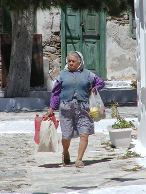 Grekisk gumma med sina inköp i Chora på Amorgos.