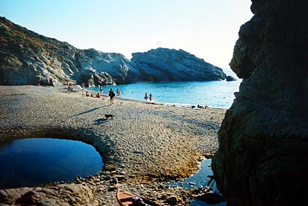 P&aring; vestkysten ligger strandstedet Nas, hvor enkelte kaster kl&aelig;rne
