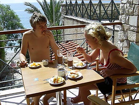 Frukost p&aring; balkongen hotell Grekis i Petalidi.