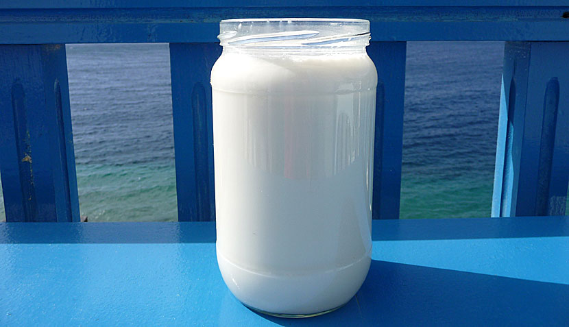 Färsk getmjölk i Katapola. Amorgos.
