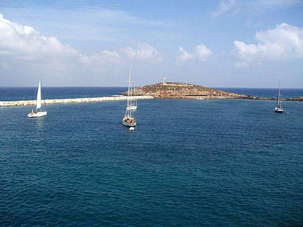 Bild tagen från färjan när den avgår från Naxos och portaran syns i bakgrunden.