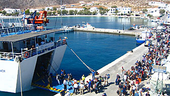 Ombordstigning i hamnen p&aring; Folegandros. 