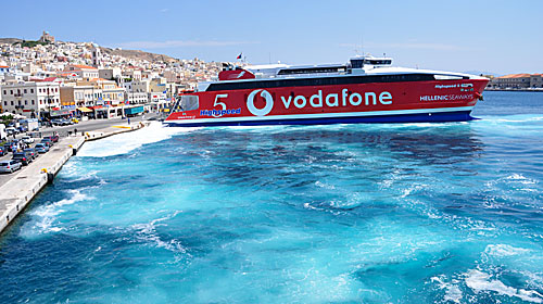 Highspeed 5 l&auml;gger till i hamnen i Ermoupolis p&aring; Syros.