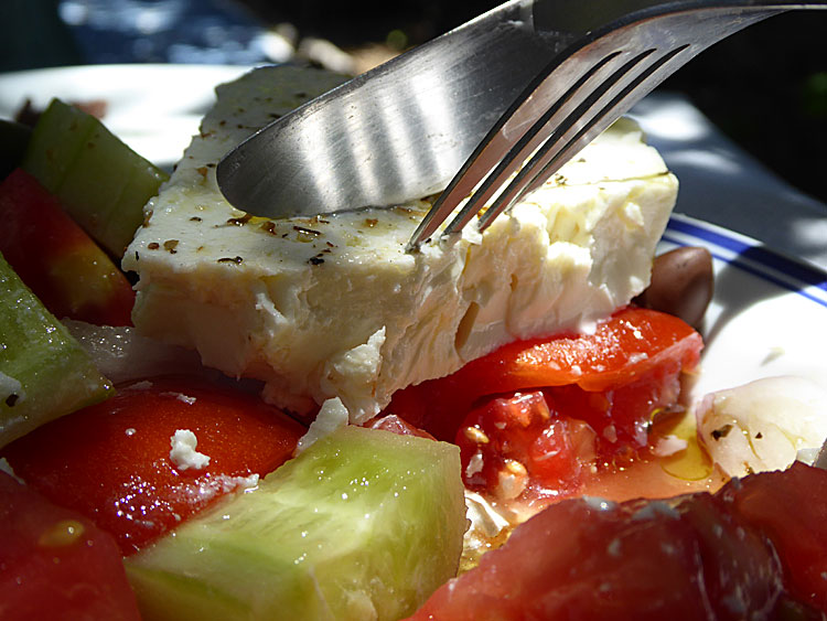 Grekisk sallad med fetaost i Grekland.