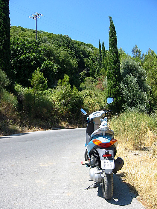 Köra moped till byn Kastania på Samos.