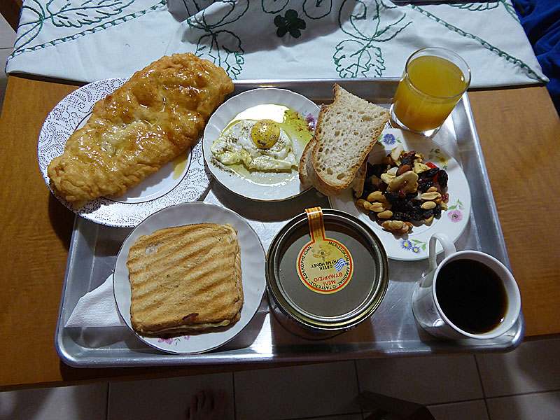 Kaffe, stekt ägg, toast, nötter och russin, honung, juice och omelett på Stella Studios i Kardamili på Peloponnesos.
