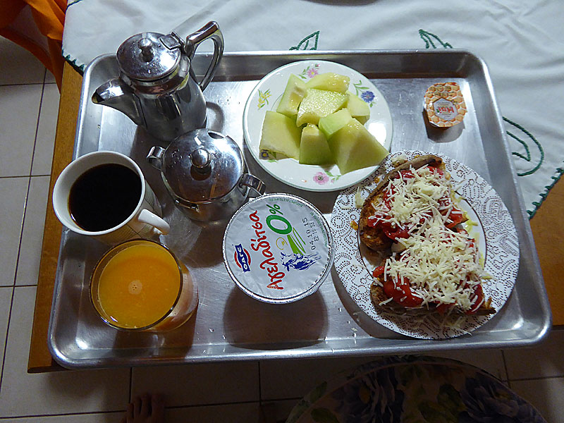 Kaffe, dakos, yoghurt, honung, melon och bröd på Stella Studios i Kardamili på Peloponnesos.