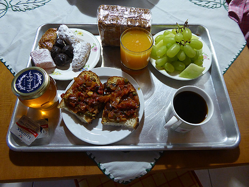 Kaffe, bröd, honung, fikon, oliver, imam och vindruvor på Stella Studios i Kardamili på Peloponnesos.