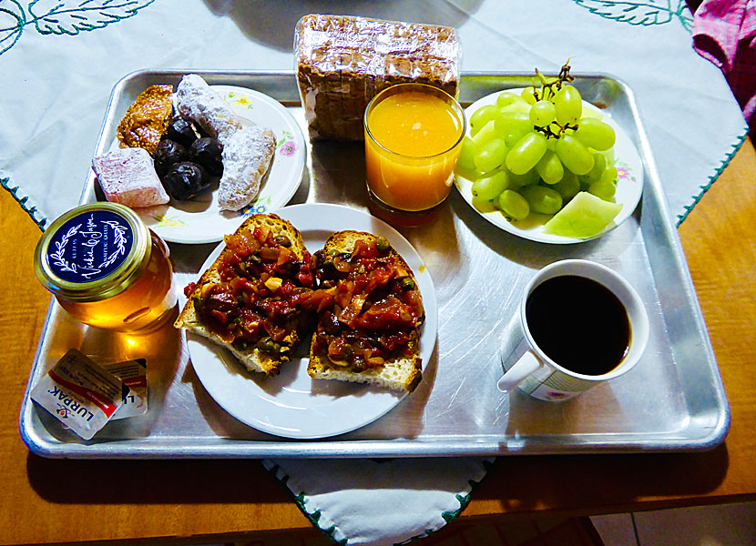 Kaffe, bröd, honung, fikon, oliver, imam och vindruvor på Stella Studios i Kardamili på Peloponnesos.