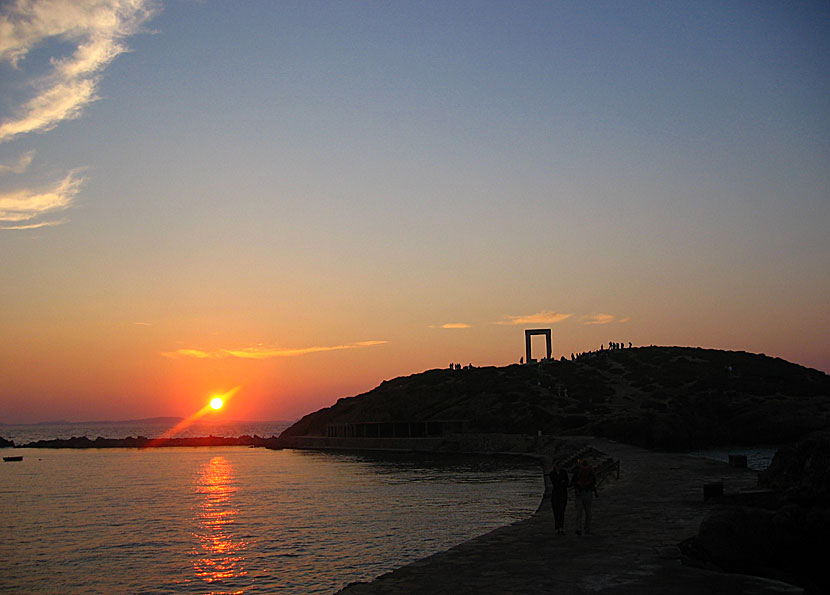 Den spektakulära solnedgången vid Portaran på Naxos.