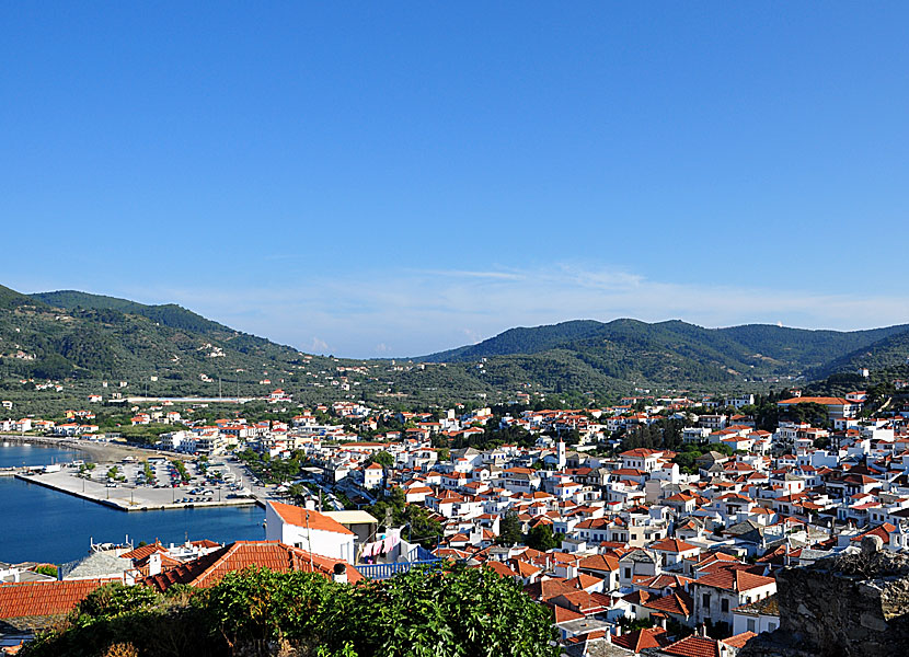 Vy över Skopelos stad från Kastro.