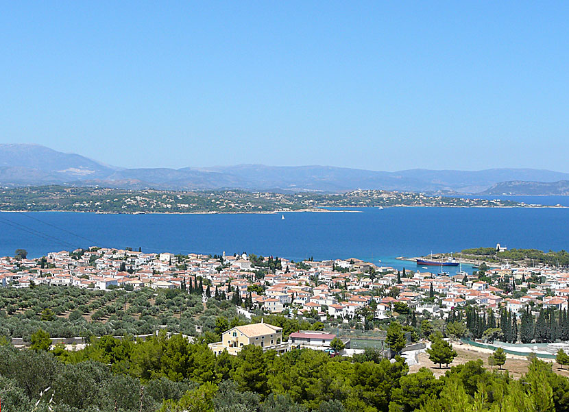Spetses stad ligger nära Peloponnesos.