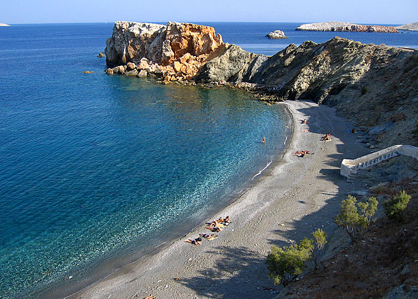 Vardia beach i hamnen på Folegandros.