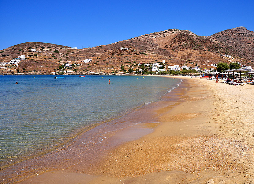 Gialos beach i hamnen på Ios.