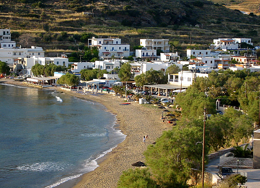 Tavernor och restauranger på stranden i Kini på Syros i Grekland.