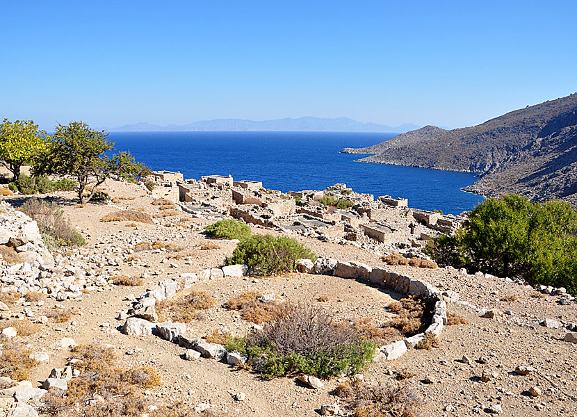 Vandra till den obebodda byn Gehra på Tilos