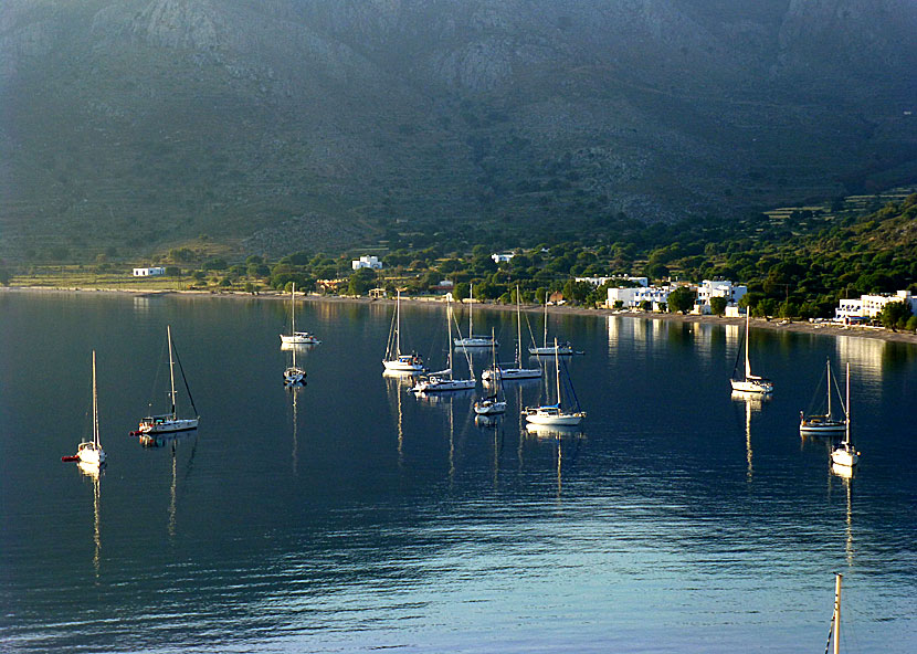 Segelbåtar i Livadia på Tilos.