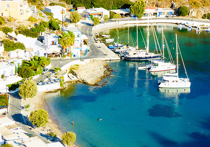 Stranden, hamnen, restaurangerna, segelbåtarna och hotellen på Agathonissi i Grekland. 