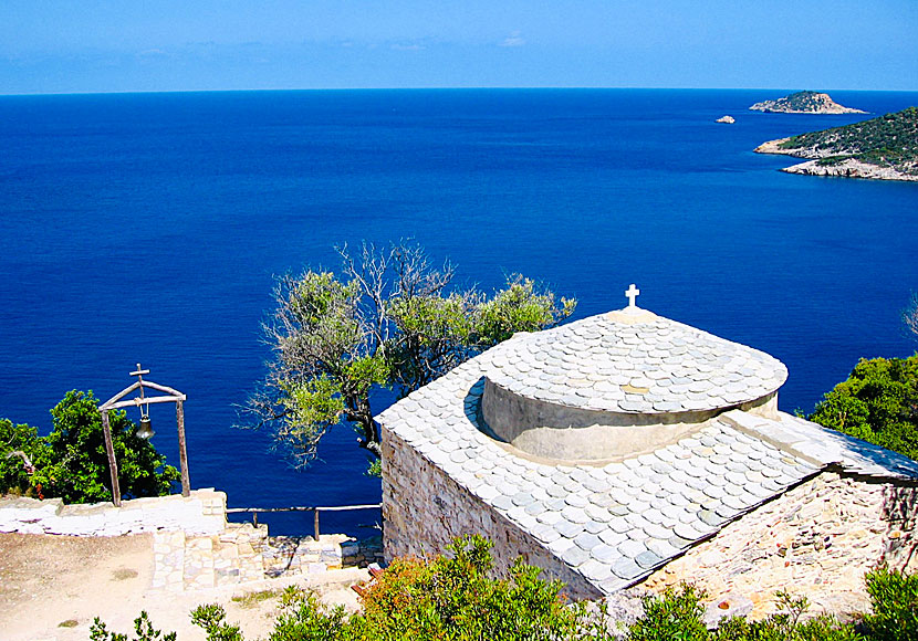 Missa inte kyrkan Agioi Anargiri när du badar på Megali Ammos beach på Alonissos.