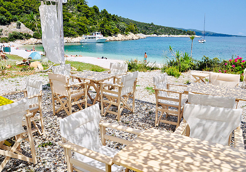 Utflyktsbåtar från Skiathos och Skopelos stannar ofta vid Leftos Gialos beach på Alonissos. 