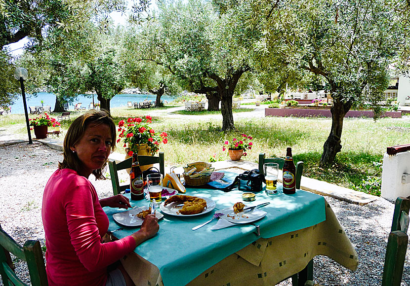 Missa inte att äta ostpaj på Restaurant Eleonas på Leftos Gialos beach på Alonissos.