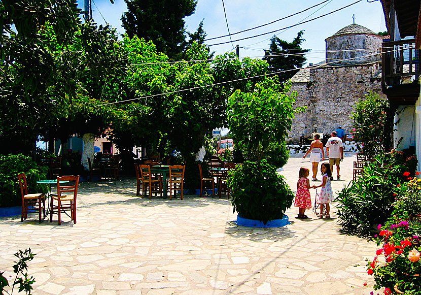 På stora torget i Chora ligger flera tavernor och kaféer. 