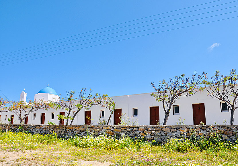 Kyrkan Agia Paraskevi ligger mellan Kalofana och Kalotaritissa och känd för firandet av kyrkans namnsdag den 26 juli.