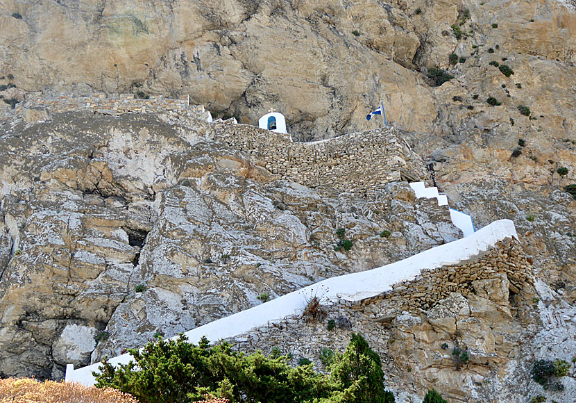 Agia Triada church ligger längs vägen upp till Langada på norra Amorgos i Grekland.