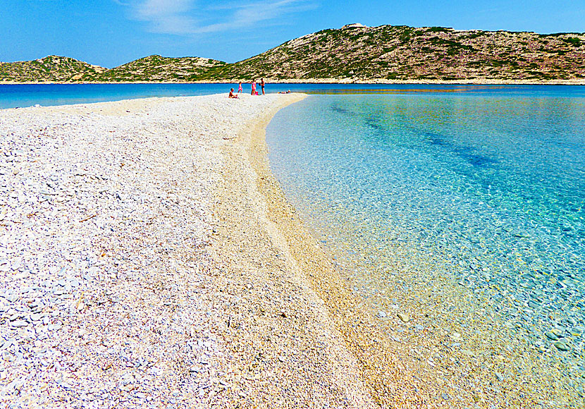 Missa inte Agios Pavlos beach när du har sett hällristningarna i den obebodda byn Asfontilitis på Amorgos.