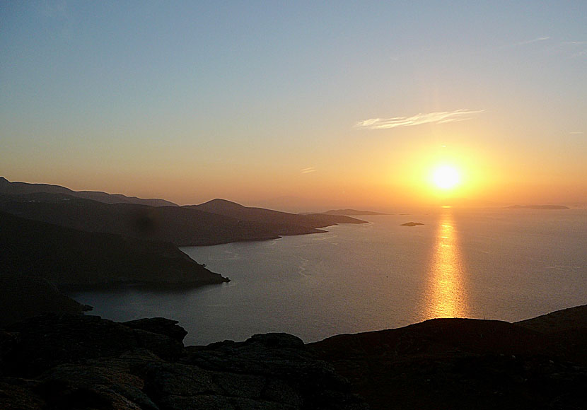 Solnedgången sedd från Minoa ovanför Katapola på Amorgos i Kykladerna.