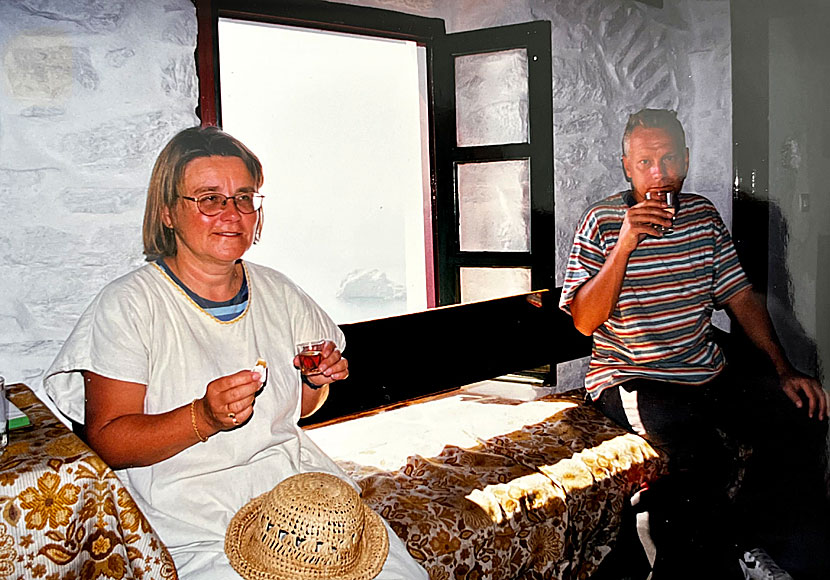 I klostret på Amorgos bjuds man på klosterlikör, vatten och sötsaker av munkarna. 