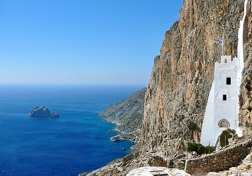 Asfontilitis ligger i bergen östra Amorgos mittemellan klostret Panagia Hozoviotissa och Aegiali.