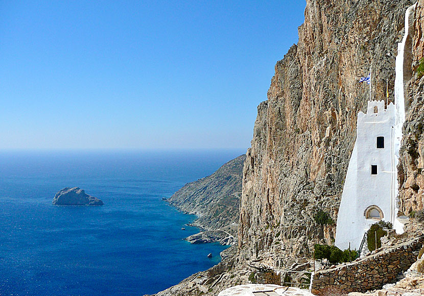 Asfontilitis ligger i bergen östra Amorgos mittemellan klostret Panagia Hozoviotissa och Aegiali.