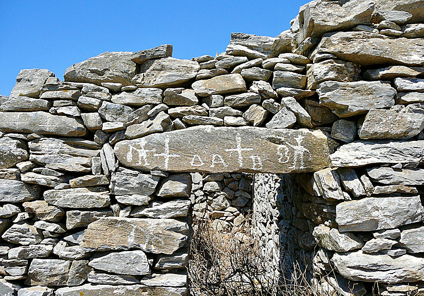 Missa inte hällristningarna i Asfontilitis när du reser till Agios Pavlos på Amorgos. 