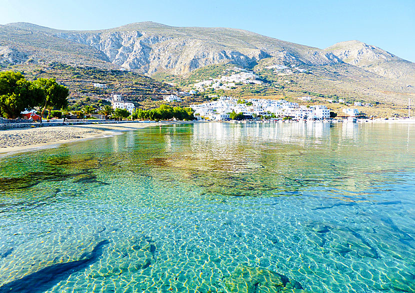 Den barnvänliga sandstranden i Aegiali på Amorgos i Grekland.  