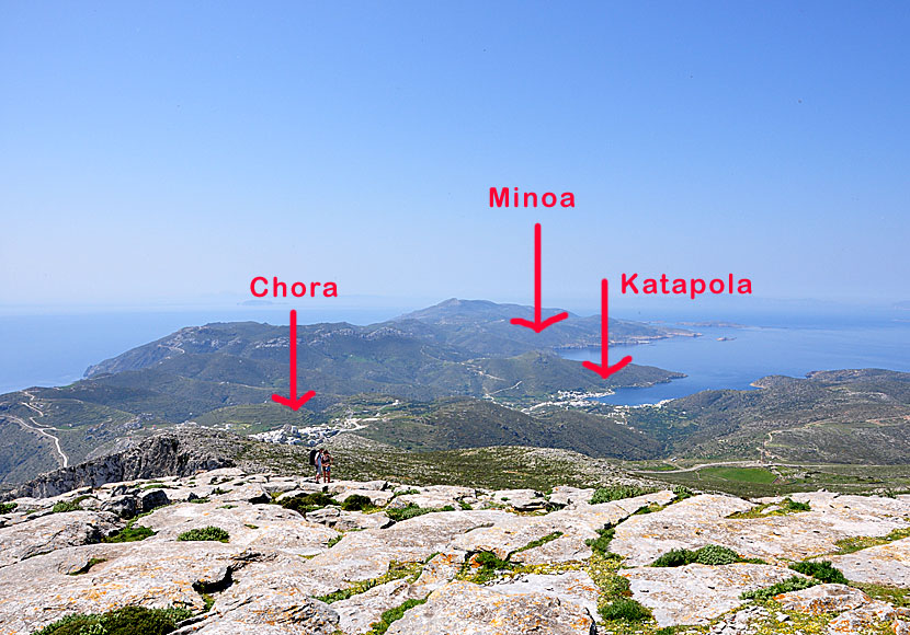 Chora, Minoa och Katapola sedd från Profitis Elias på Amorgos.