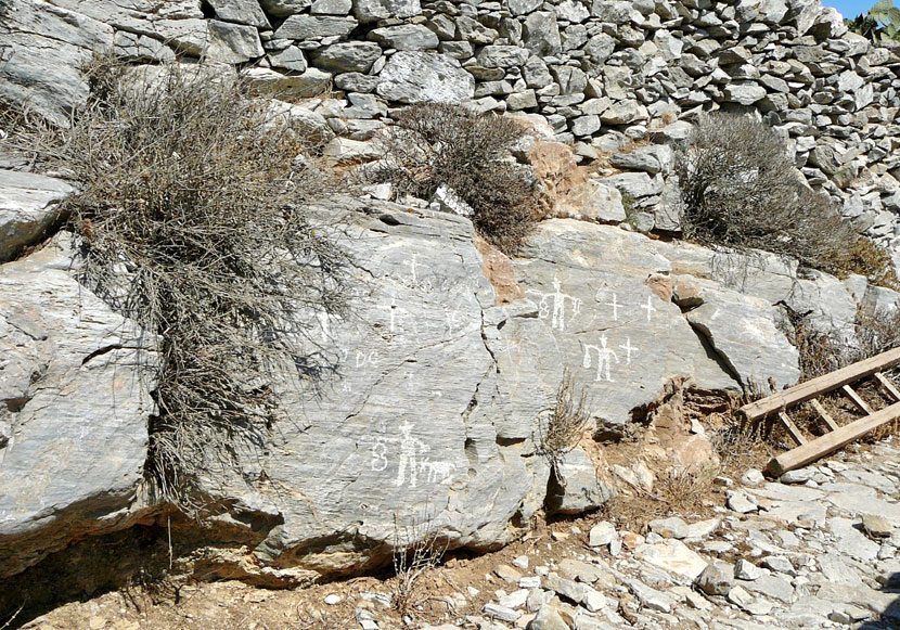 Det finns mellan 100 och 200 klippmålningar i Asfondilitis.