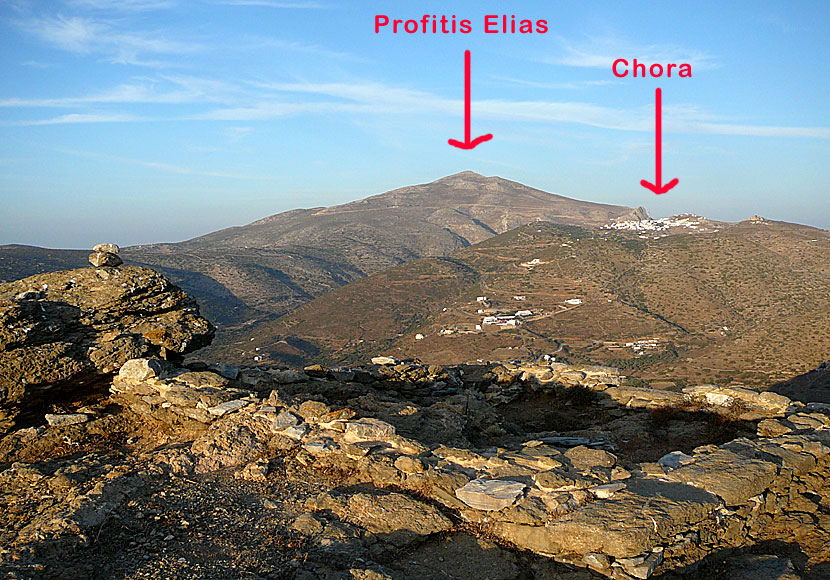Profitis Elias och Chora sedd från den antika staden Minoa på Amorgos i Grekland.