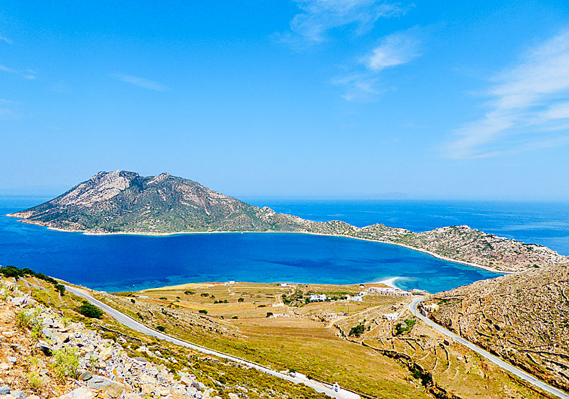 Vy över Agios Pavlos beach och Nikouria Island från vägen till Asfondilitis.