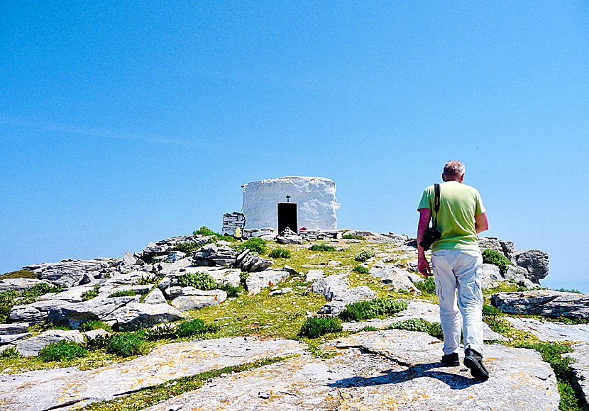 Berget och kyrkan Profitis Ilias på Amorgos i Grekland. 