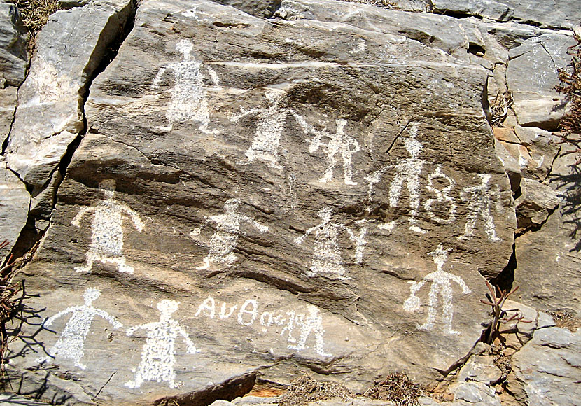 Michalis Roussos ritade teckningar, namn, ord och datum på klipporna i Asfontilitis. 