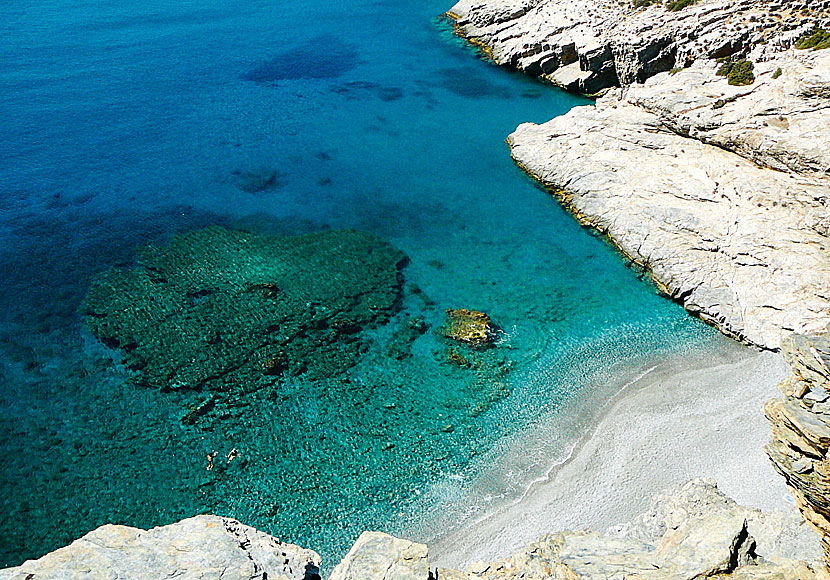 Bada vid stranden Mouros på Amorgos.