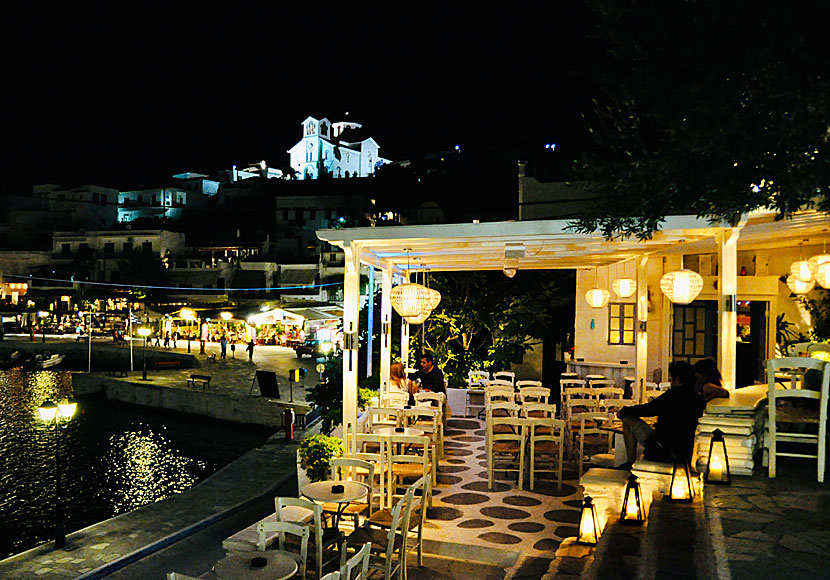 Agios Filippos church i Batsi är vackert upplyst på kvällar och nätter.