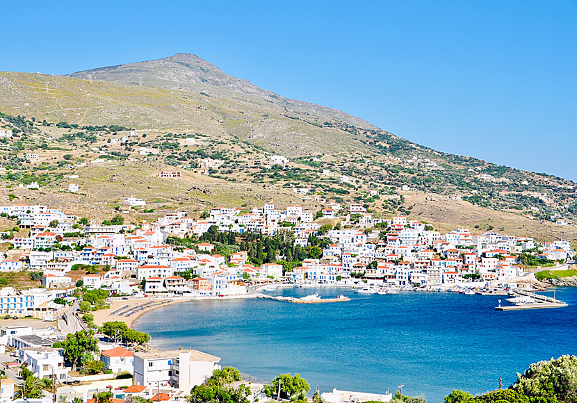 Amfiteatraliska Batsi på Andros med sina vita hus och röda tak.