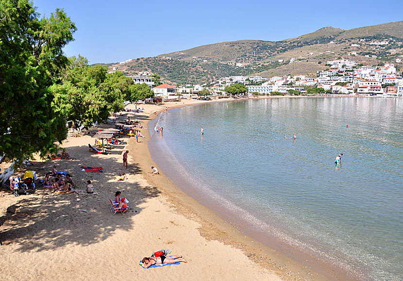Den barnvänliga sandstranden i Batsi på Andros. 
