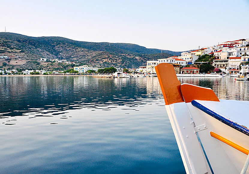 Fiskebåtar i fiskhamnen i Batsi kommer med färsk fisk och färska skaldjur.